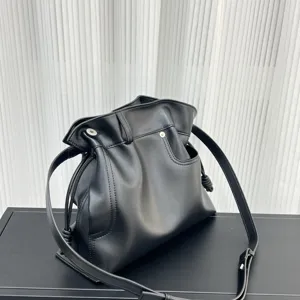 Elegante bolso cubo de cuero negro con cierre de cordón, bolso de hombro versátil.