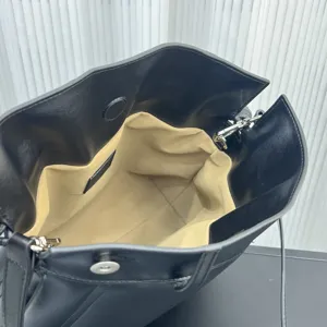 Bolso cubo de cuero negro con forro beige, elegante bolso tote suave vista detallada.