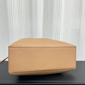 Detalle del fondo del bolso tipo cubo de cuero marrón, bolso de diseño de piel suave.
