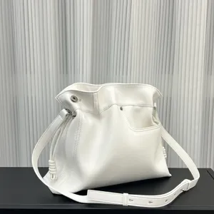 Detalle de bolso de hombro de piel suave blanca, elegante bolso saco con correa de nudo.