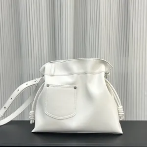 Bolso cubo de cuero suave blanco con cordón, bolso de hombro de moda versátil y elegante.