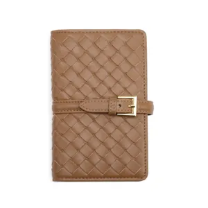 Porta passaporto intrecciato marrone con fibbia, porta carte in pelle e organizer.