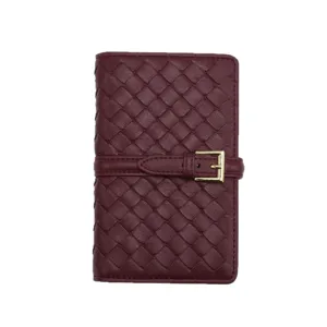 Portafoglio porta passaporto in pelle intrecciata con fibbia eleganti fessure bordeaux