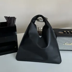 Sac cabas triangulaire en cuir noir style minimaliste sac à main femme vue principale