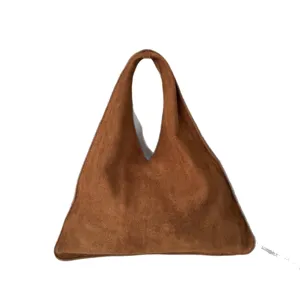 Sac hobo triangulaire en daim marron, sac à main minimaliste élégant pour femme quotidien.
