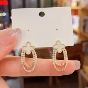 Nahaufnahme von Kleeblatt Strass Doppelcreolen mit exzellenter Handwerkskunst und Glanz.