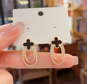 Elegante Kleeblatt Strass Doppel-Ohrringe, modischer schicker Luxus-Schmuck für Frauen.