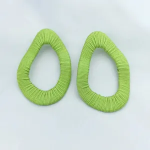 Schicke grüne umwickelte unregelmäßige geometrische Ohrringe für Damen, einzigartiger Schmuck.