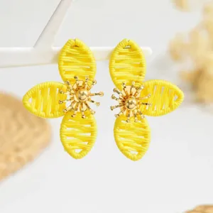Schicke gelbe gewebte Blumen-Ohrstecker mit goldenen Metall-Stempeldetails, stylisches Schmuckstück.