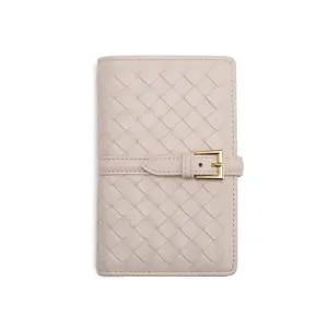 Porta passaporto in pelle intrecciata rosa chiaro con fibbia, portafoglio compatto.