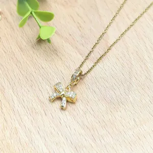 Χρυσό κολιέ μενταγιόν φιόγκος με κρύσταλλα pavé για γυναίκες κομψό κόσμημα