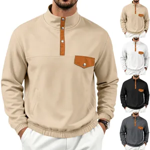 Primer plano de los detalles de la sudadera de hombre con cuello alzado y bolsillo de contraste.