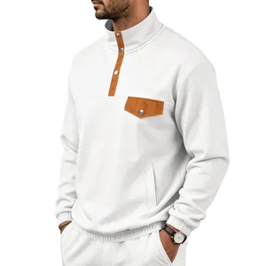 Vista de cerca de la sudadera blanca de hombre con cuello alzado y detalles marrones.