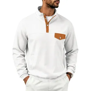 Vista detallada de la sudadera blanca para hombre con cuello alzado y bolsillo marrón.