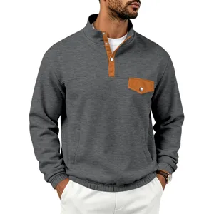 Vista detallada de sudadera casual para hombre con cuello alzado en contraste y botones a presión.