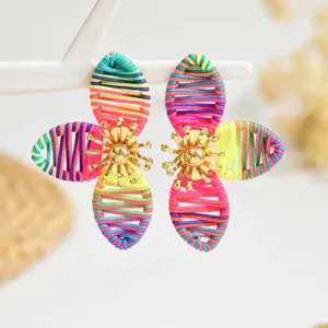 Bunte fadenummantelte Blumen Ohrringe fuer Damen, handgearbeitete bunte Blumenhaengeschmuck.