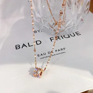 Roestvrij staal roségoud ketting met sprankelende zirkonia ton hanger voor vrouwen chic.