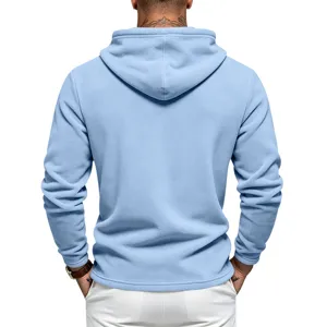 Gedetailleerd overzicht van casual lichtblauwe fleece heren hoodie met capuchon en mouwen.