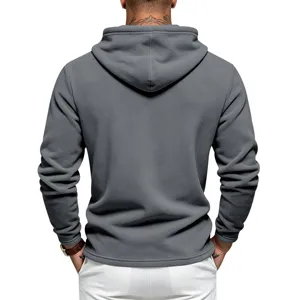 Achterkant van de casual fleece hoodie met lange mouwen en warme zachte stof voor heren.