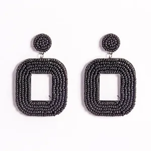 Handgemachte schwarze Perlen Hängeohrringe für Damen elegante geometrische Tropfen Schmuck