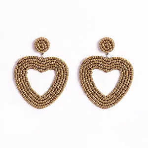 Elegante goldene perlenbesetzte Herz-Ohrringe für Damen, vintage handgefertigt Ohrhänger.