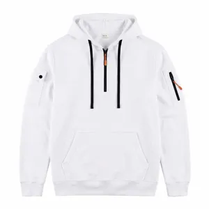 Herren weißer Kapuzenpullover mit halbem Reißverschluss und praktischen Ärmeltaschen.