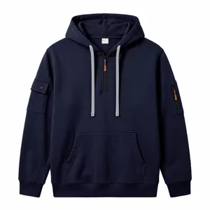 Herren Kapuzenpullover Detail mit halbem Reißverschluss und praktischen Ärmeltaschen.