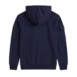 Rückansicht eines einfarbigen marineblauen Herren Kapuzenpullovers mit praktischer Ärmeltasche.