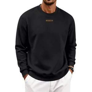 Felpa girocollo da uomo nera tinta unita con piccolo stemma per uno stile casual quotidiano.