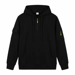 Detailansicht des schwarzen Hoodies mit halbem Reißverschluss, Ärmeltaschen und weichem Fleece.