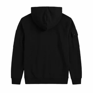Rückansicht Detail von schwarzem Herren Fleece Kapuzenpullover mit Ärmeltaschen.