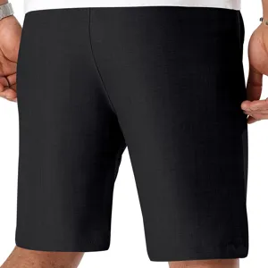 Vista detallada pantalon corto casual hombre textura lino, ropa de verano para playa.