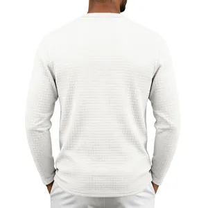 Vue détaillée du dos d'un t-shirt à manches longues en tricot gaufré blanc pour homme.