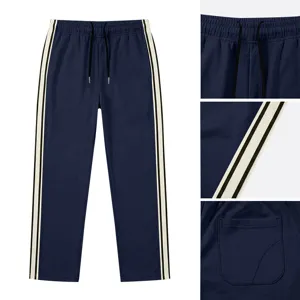 Vue détaillée du pantalon de sport décontracté bleu foncé avec bandes contrastées et cordon.