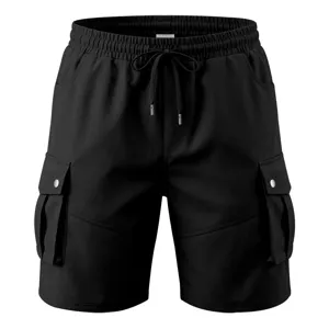 Detalles de los pantalones cortos cargo negros para hombre con cintura elástica y bolsillos.