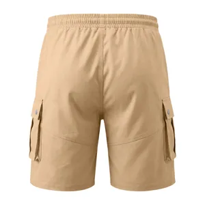 Vista detallada de pantalones cortos cargo de hombre color caqui liso con bolsillos traseros.