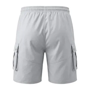 Vista detallada de pantalón corto cargo gris para hombre con cintura elástica y bolsillos.