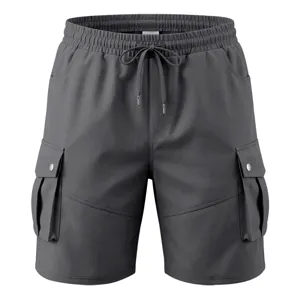 Primer plano detallado de pantalones cortos cargo para hombre gris oscuro con bolsillos y cordón.
