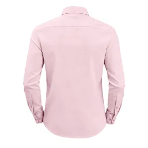 Rückansicht Detail des einfarbigen rosa Langarm-Herrenhemdes mit sauberem Schnitt.