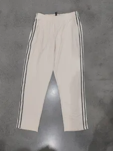 Pantalon de survêtement décontracté à bandes contrastées, matière légère et séchage rapide.
