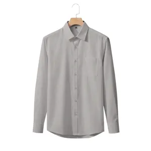 Detalle de camisa de algodón gris de manga larga con cuello, botones y un bolsillo.