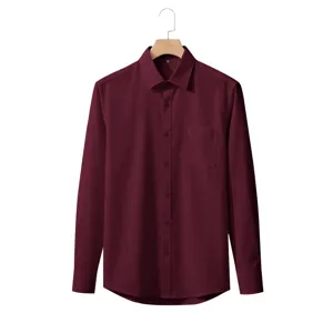 Primer plano detallado del cuello clásico y la textura fina de la camisa burdeos.