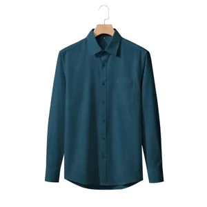 Camisa de hombre de color sólido de manga larga con bolsillo en verde oscuro.