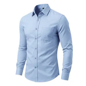 Vista detallada de la camisa de manga larga azul claro para hombre con cuello y bolsillo.
