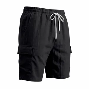 Primer plano de los detalles de pantalones cortos cargo negros para hombre con cordón.