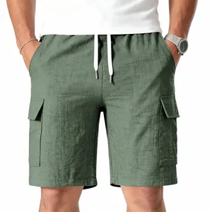 Vista detallada de short cargo verde de hombre estilo casual con cordón y bolsillos.