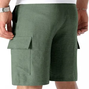 Vista trasera de pantalones cortos cargo de lino verde para hombre con bolsillos.