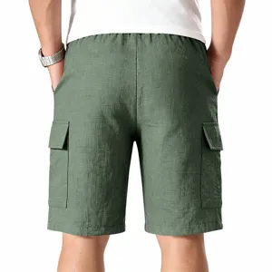 Pantalones cortos cargo verdes casuales para hombre, con múltiples bolsillos y cintura cómoda.