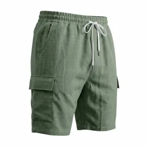 Vista detallada de los pantalones cortos cargo verdes con cordón blanco y bolsillos laterales.