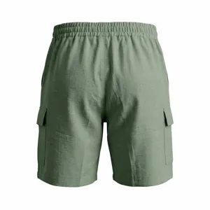 Detalle de vista trasera de pantalones cortos cargo casuales de hombre con bolsillos y cintura.